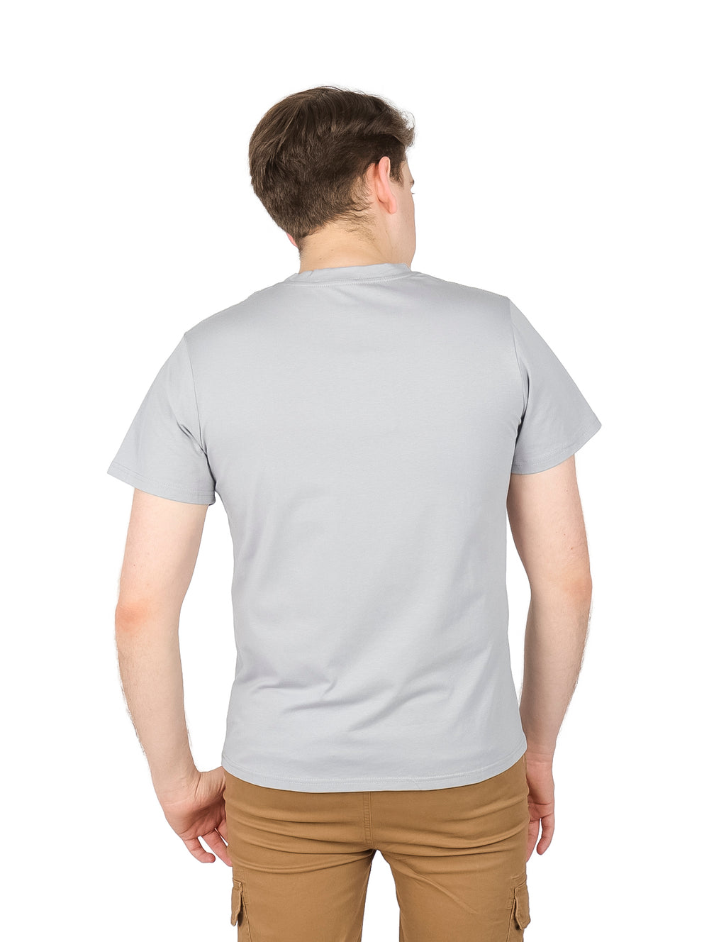 Hombre vistiendo una playera gris de manga corta con un estampado gráfico colorido en el pecho.