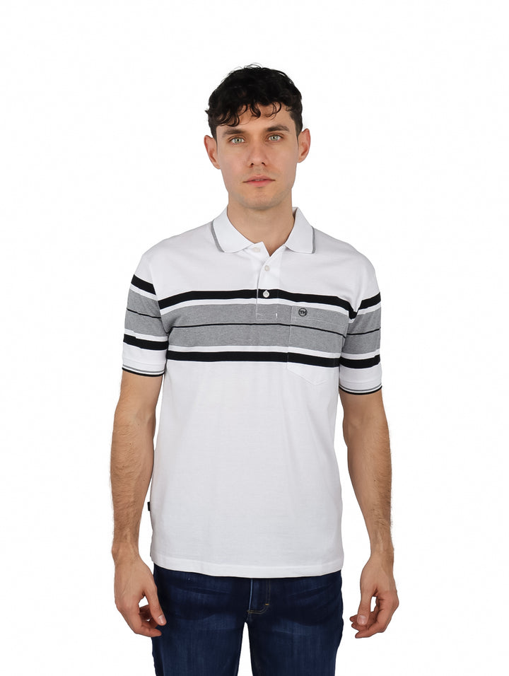 Hombre vistiendo playera polo blanca con rayas horizontales en color gris y negro en la zona del pecho.