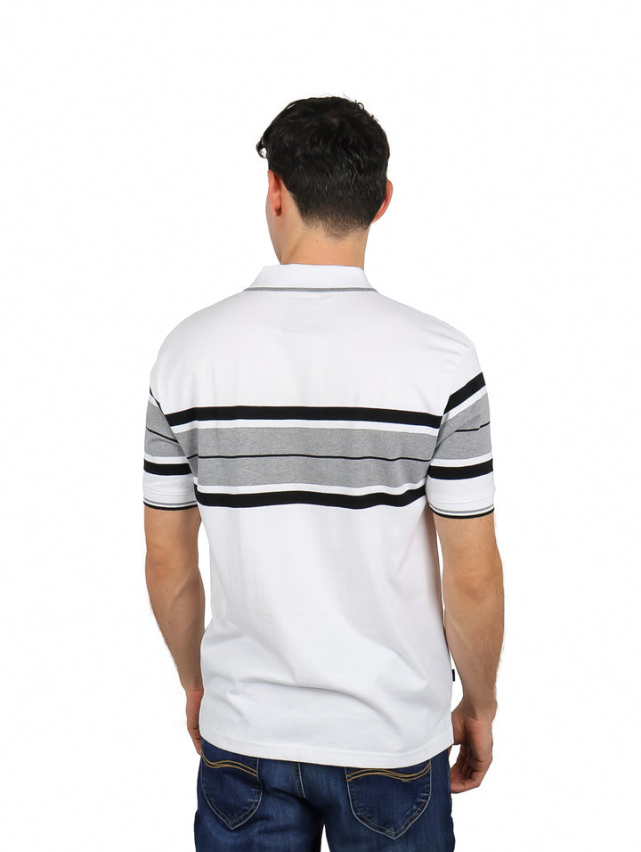 Hombre vistiendo playera polo blanca con rayas horizontales en color gris y negro en la zona del pecho.