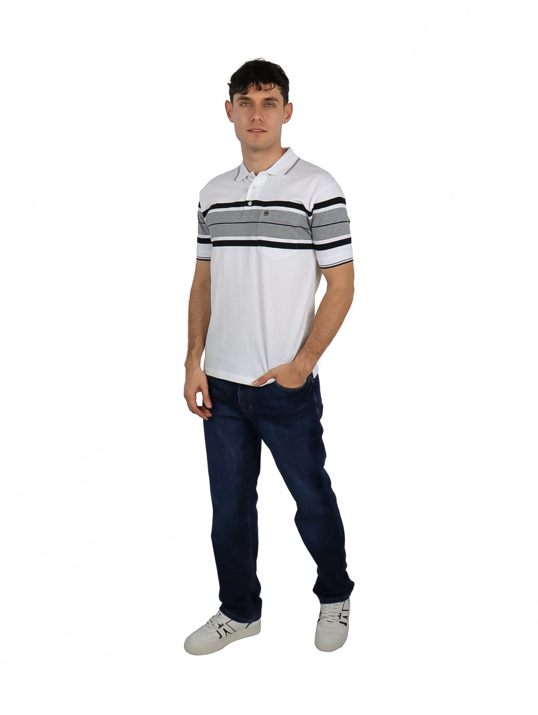 Hombre vistiendo playera polo blanca con rayas horizontales en color gris y negro en la zona del pecho.