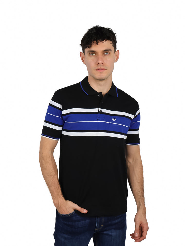 Hombre vistiendo playera polo negra con franjas horizontales azules y blancas en el pecho.