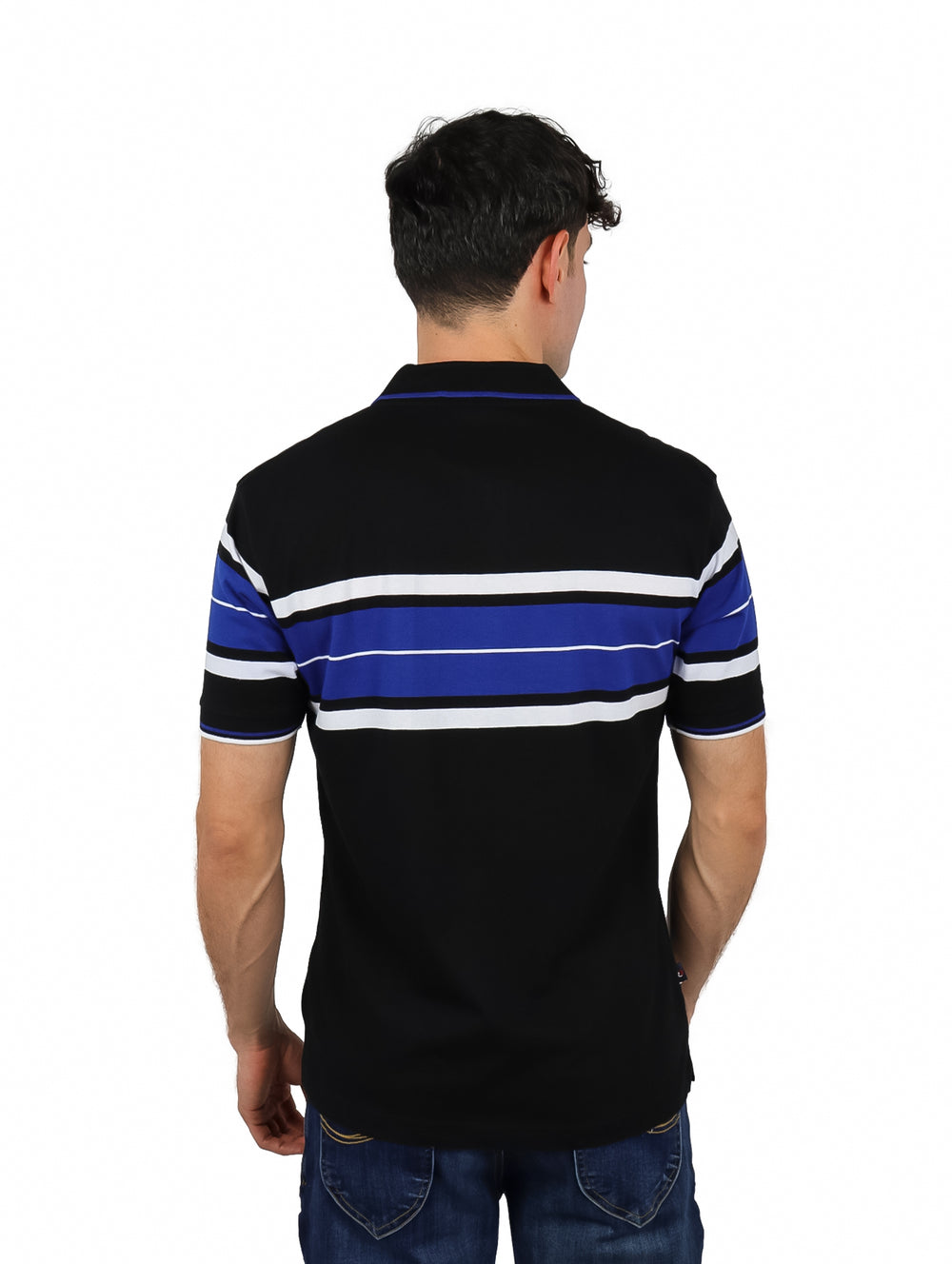Hombre vistiendo playera polo negra con franjas horizontales azules y blancas en el pecho.