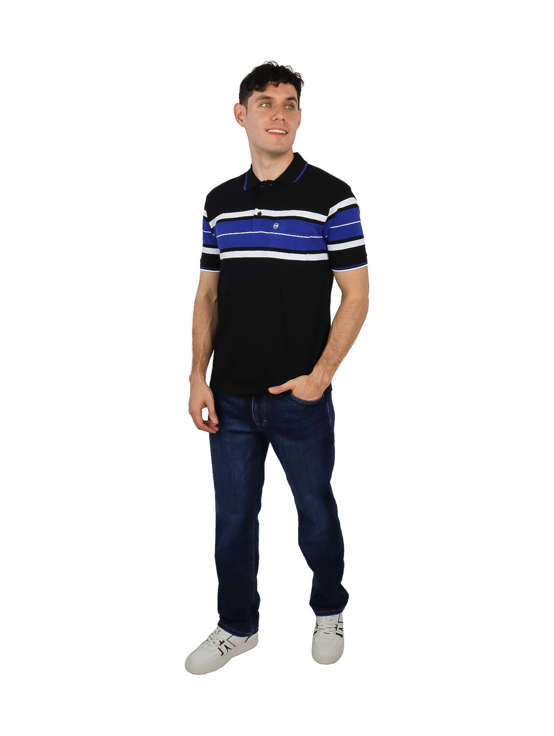 Hombre vistiendo playera polo negra con franjas horizontales azules y blancas en el pecho.
