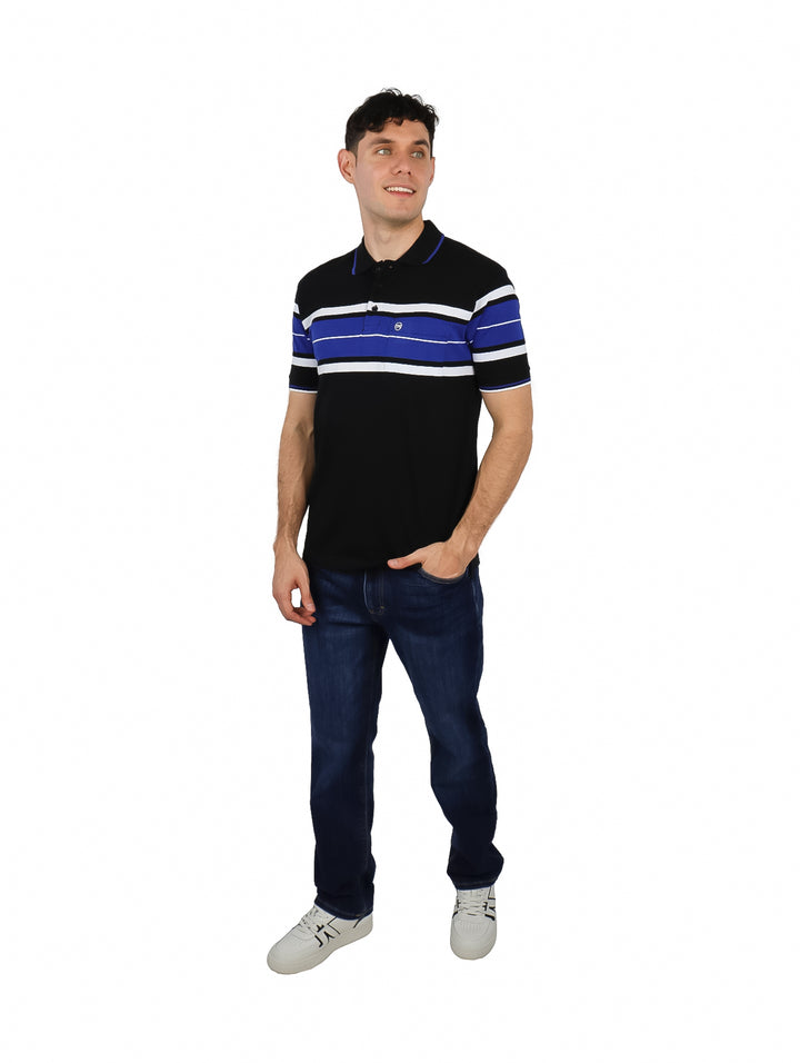 Hombre vistiendo playera polo negra con franjas horizontales azules y blancas en el pecho.