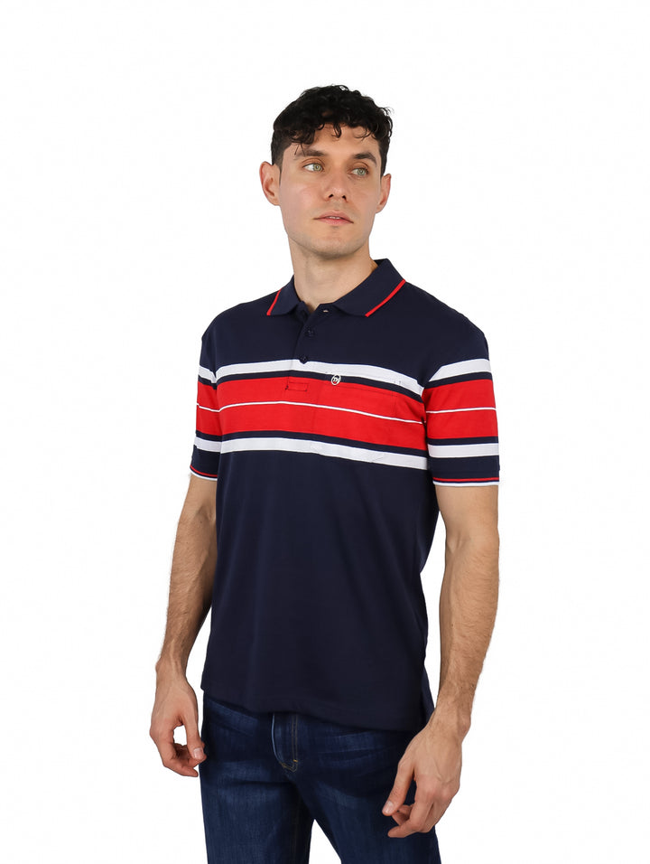 Hombre vistiendo playera polo color marino con rayas horizontales rojas y blancas en el pecho.