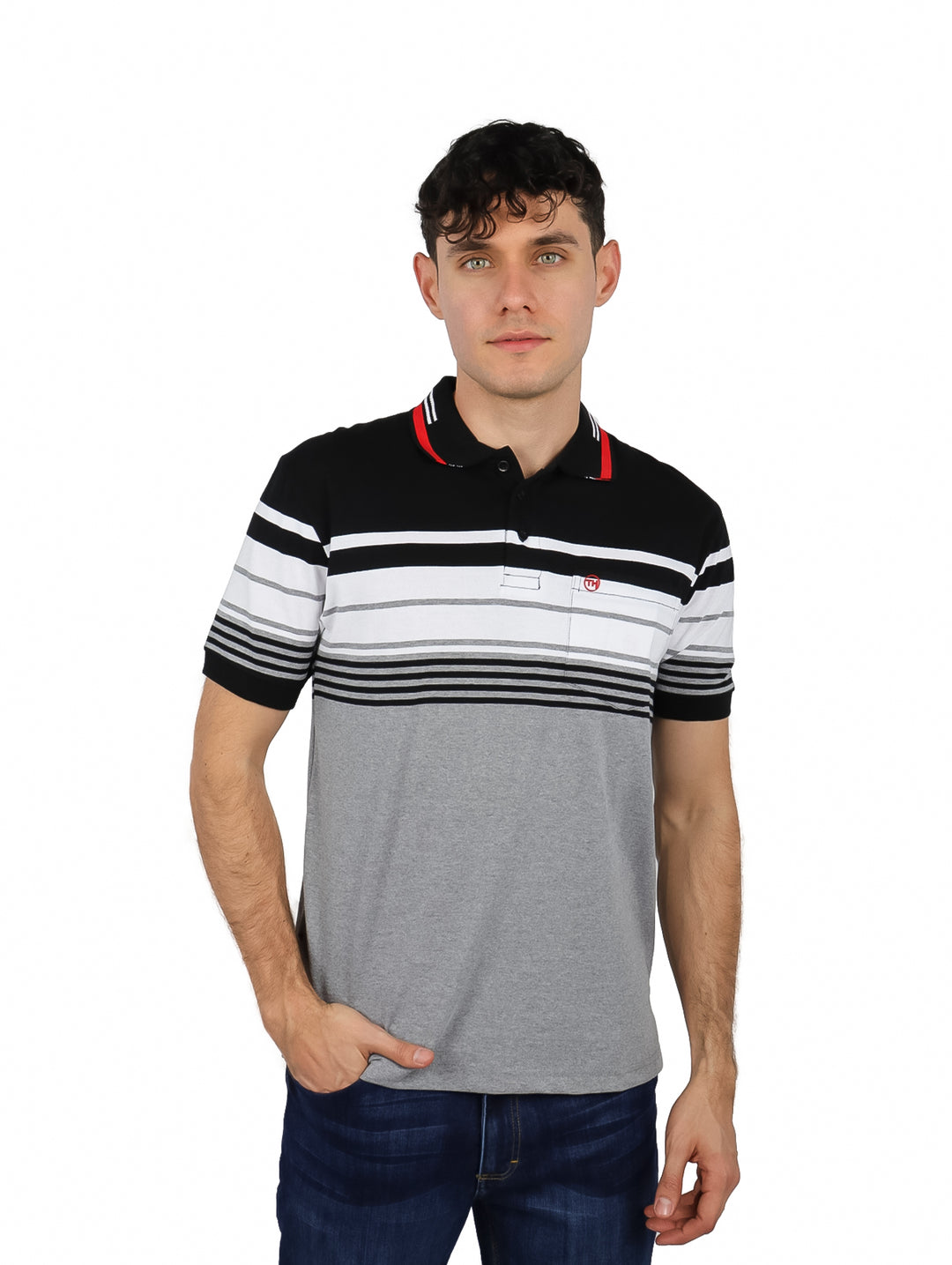 Playera polo para Hombre en colores gris y negro con rayas horizontales blancas y detalle rojo en el cuello.