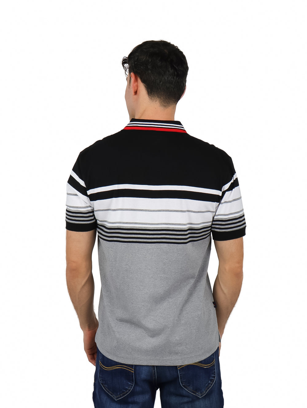 Playera polo para Hombre en colores gris y negro con rayas horizontales blancas y detalle rojo en el cuello.