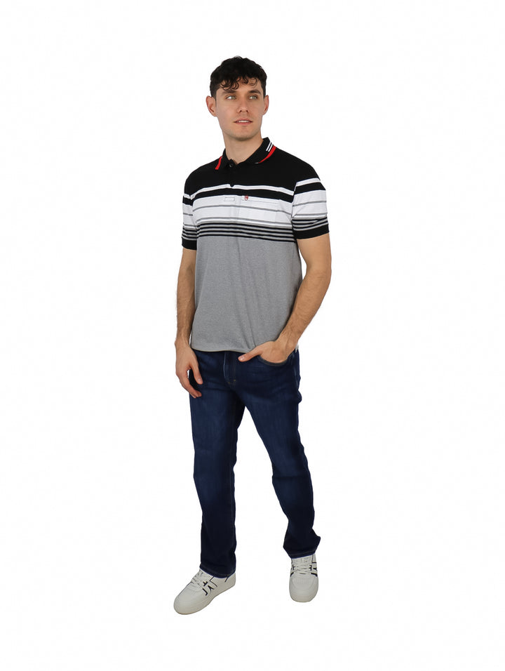 Playera polo para Hombre en colores gris y negro con rayas horizontales blancas y detalle rojo en el cuello.