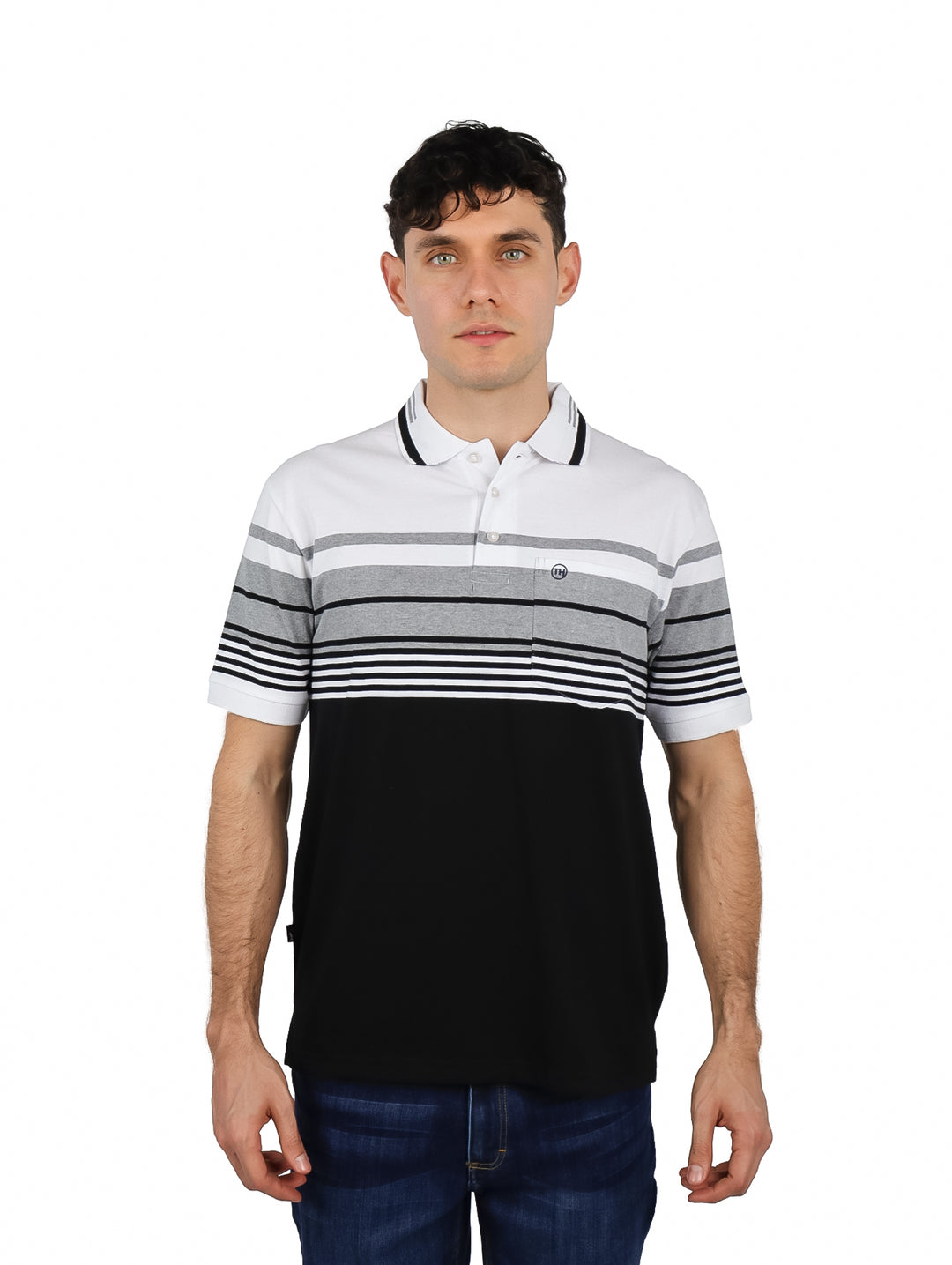 Hombre vistiendo playera polo de manga corta con diseño de bloques de color blanco, gris y negro.