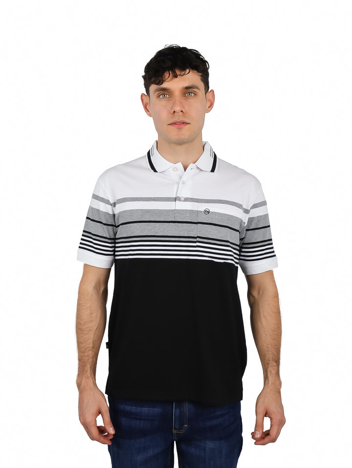 Hombre vistiendo playera polo de manga corta con diseño de bloques de color blanco, gris y negro.