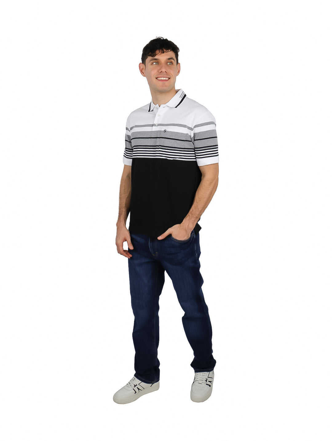 Hombre vistiendo playera polo de manga corta con diseño de bloques de color blanco, gris y negro.
