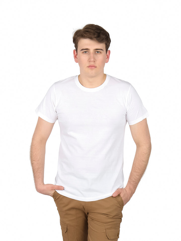 Hombre vistiendo una playera blanca de manga corta y cuello redondo.
