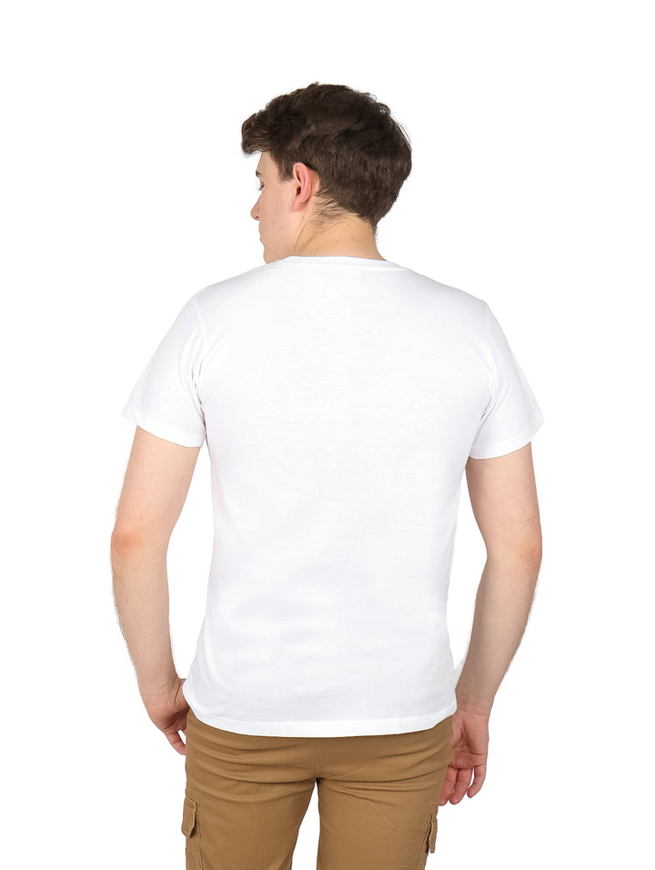 Hombre vistiendo una playera blanca de manga corta y cuello redondo.
