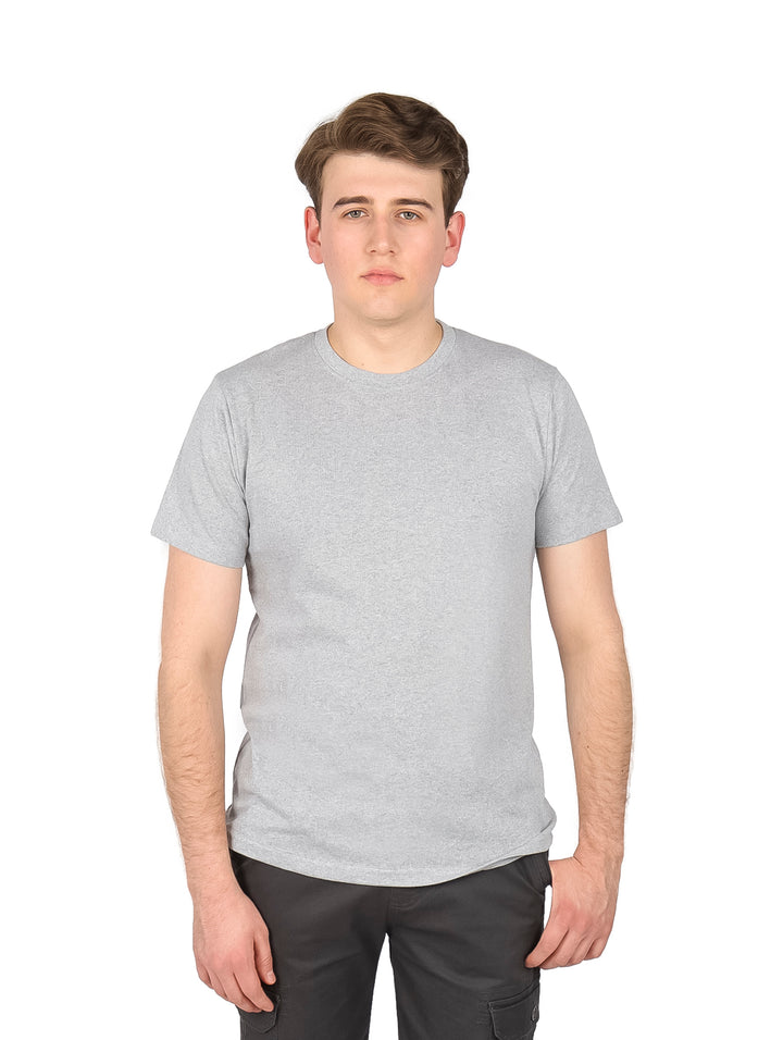 Hombre vistiendo una playera básica de color gris claro con cuello redondo y manga corta.