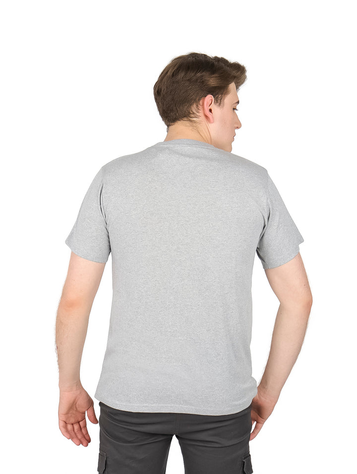 Hombre vistiendo una playera básica de color gris claro con cuello redondo y manga corta.