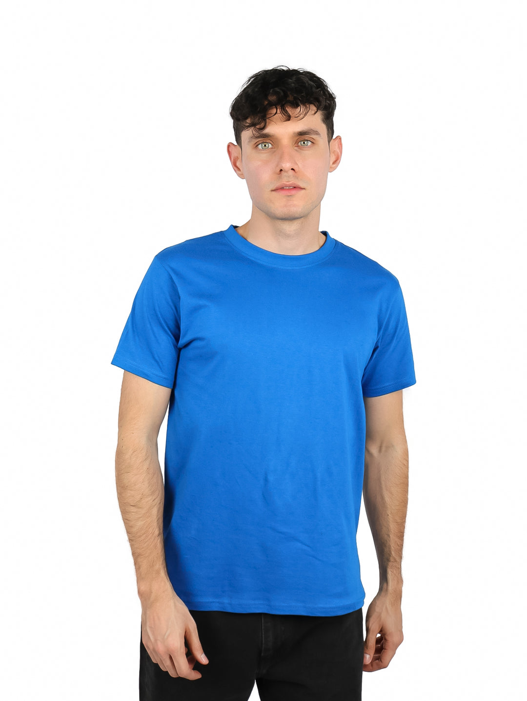 Hombre vistiendo una playera básica de color azul royal con cuello redondo y manga corta.