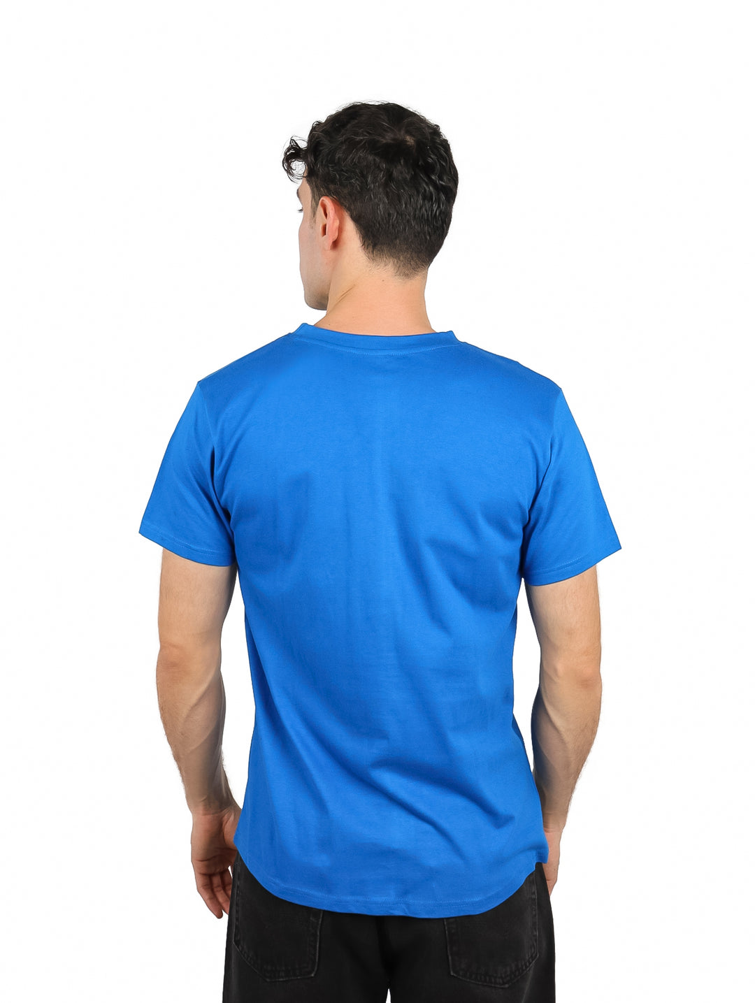 Hombre vistiendo una playera básica de color azul royal con cuello redondo y manga corta.