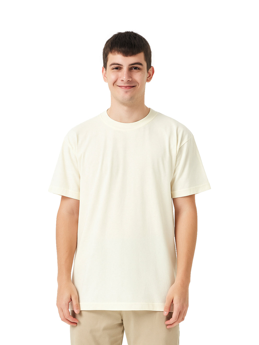 Hombre vistiendo una playera básica de color beige con cuello redondo y manga corta.