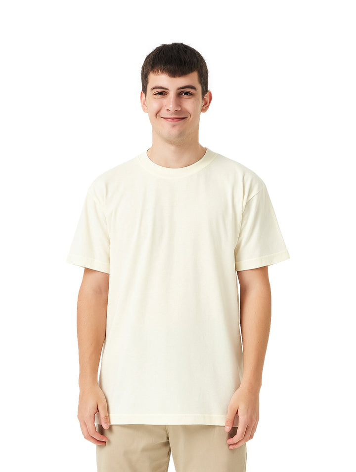 Hombre vistiendo una playera básica de color beige con cuello redondo y manga corta.