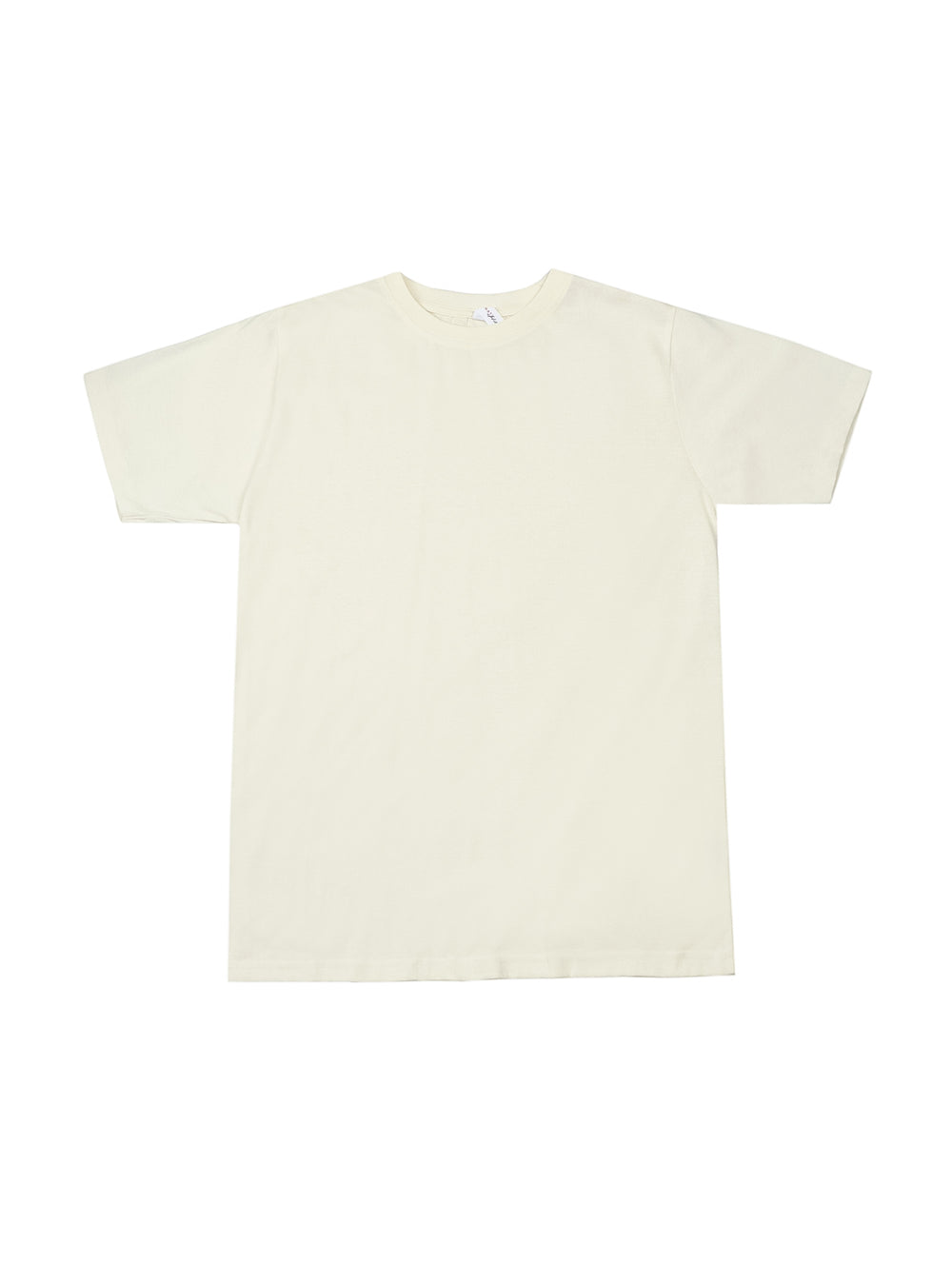 Hombre vistiendo una playera básica de color beige con cuello redondo y manga corta.