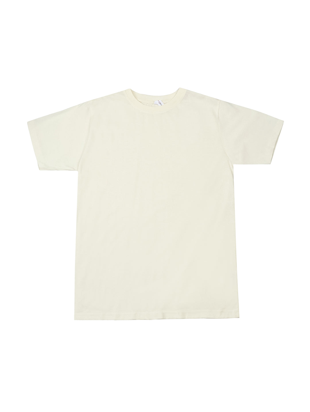 Hombre vistiendo una playera básica de color beige con cuello redondo y manga corta.