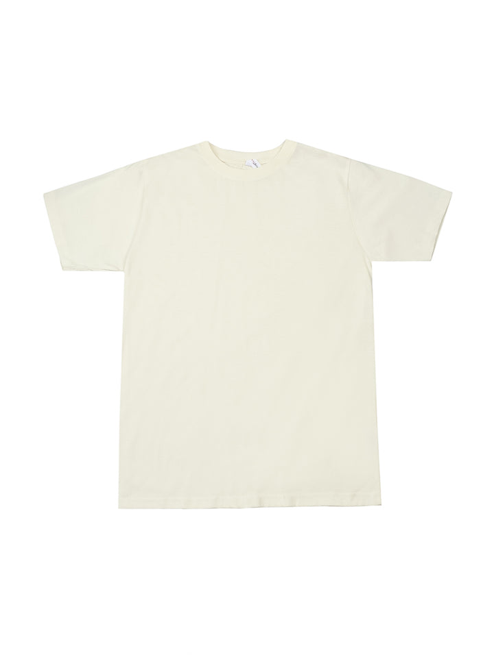 Hombre vistiendo una playera básica de color beige con cuello redondo y manga corta.