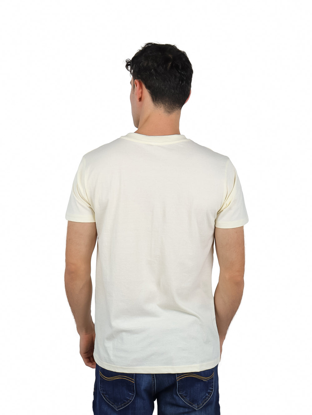Hombre vistiendo una playera beige de cuello en V y manga corta.