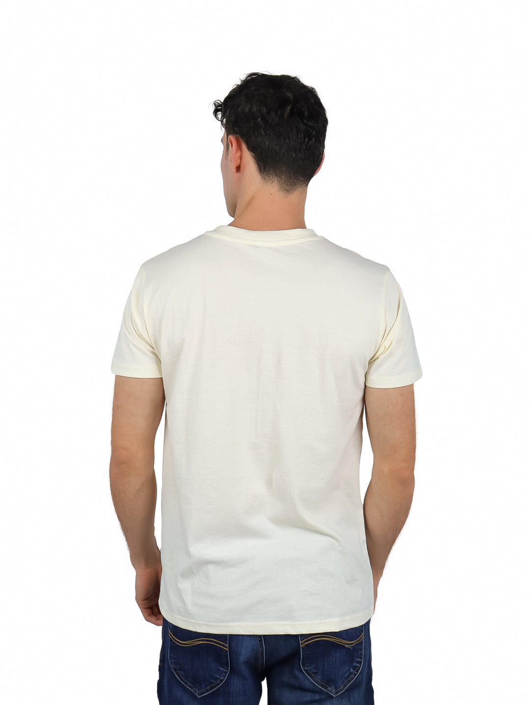 Hombre vistiendo una playera beige de cuello en V y manga corta.