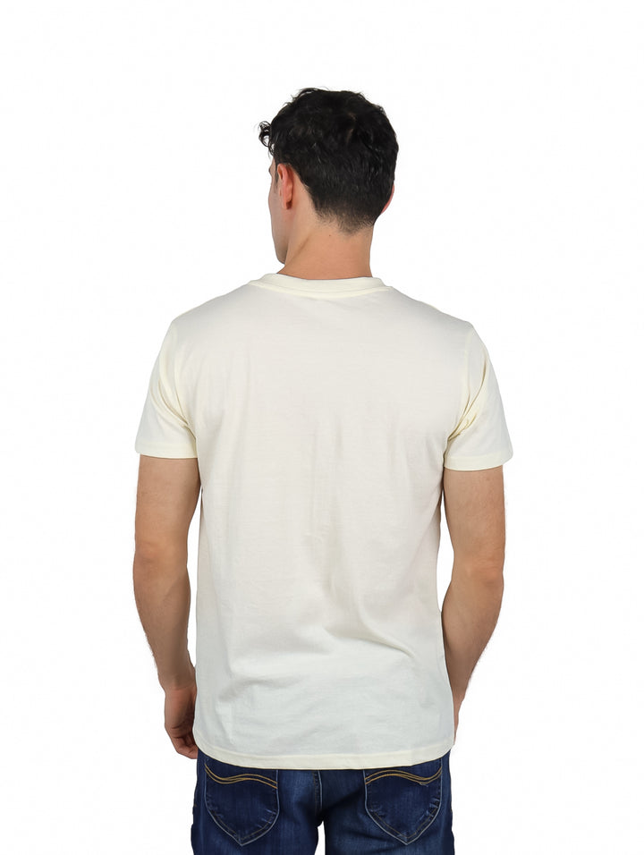 Hombre vistiendo una playera beige de cuello en V y manga corta.