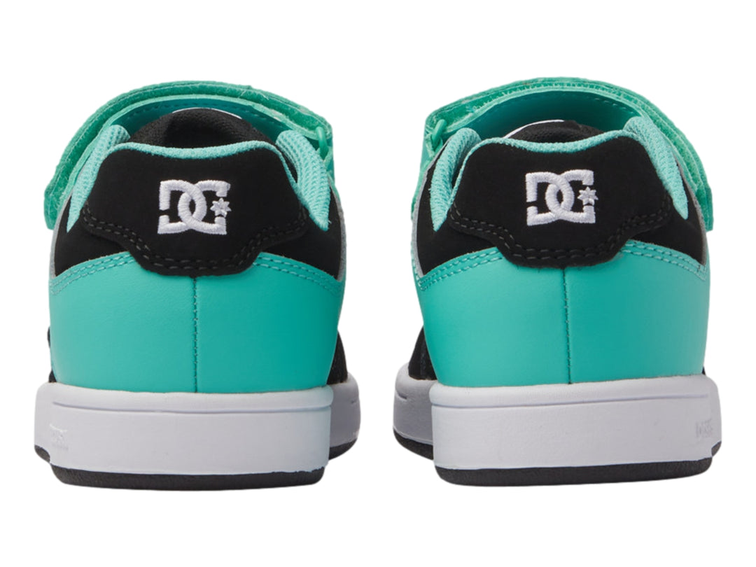 Tenis DC Shoes color negro y aqua con correa de velcro y suela blanca.