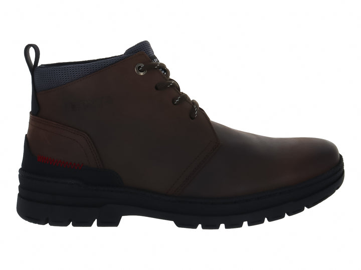 Botas casuales de color chocolate con suela negra y cordones.