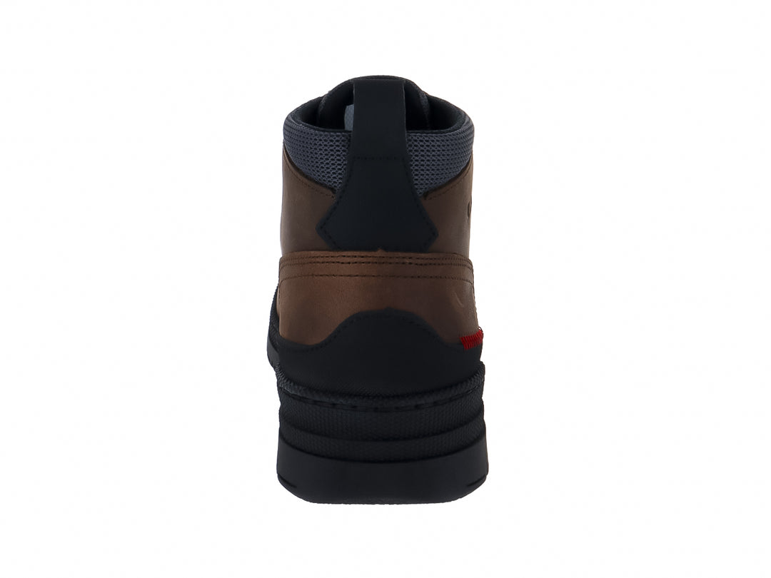 Botas casuales de color chocolate con suela negra y cordones.