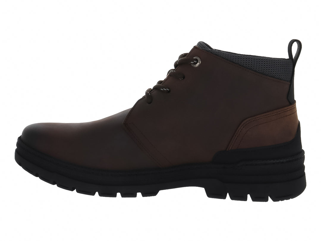 Botas casuales de color chocolate con suela negra y cordones.