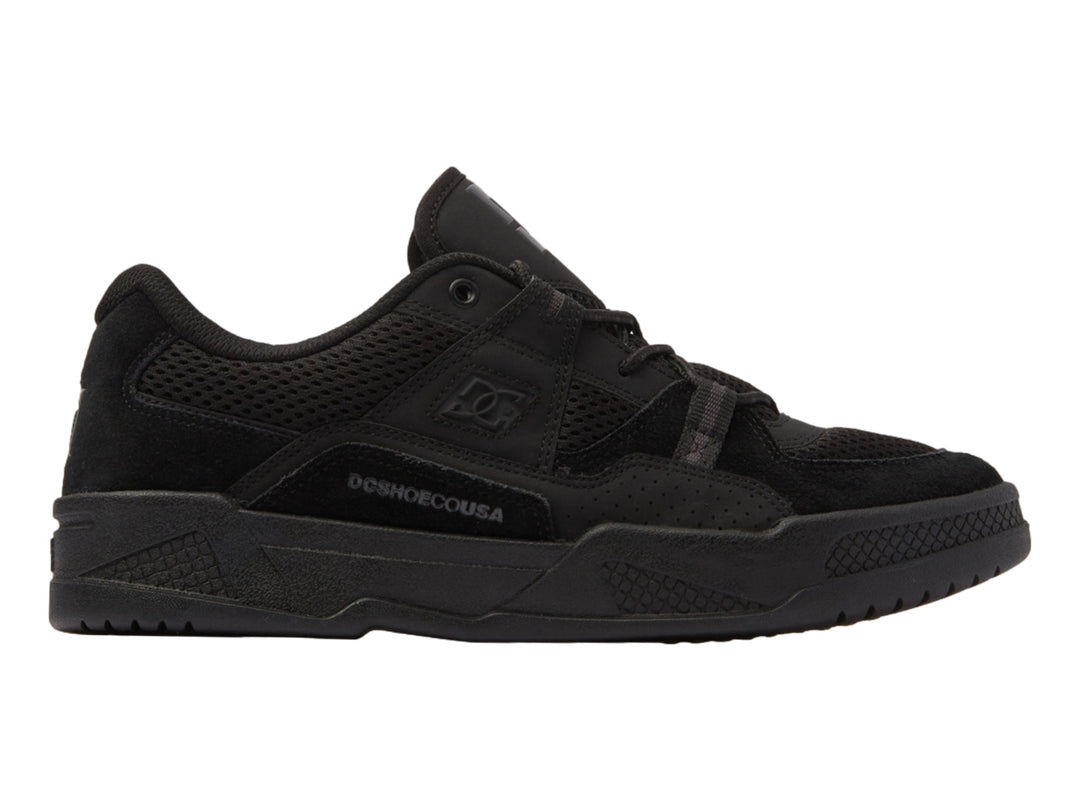 Tenis DC Shoes modelo Adys en color negro total con detalles de malla y suela robusta.