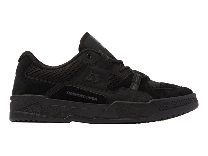 Tenis DC Shoes modelo Adys en color negro total con detalles de malla y suela robusta.