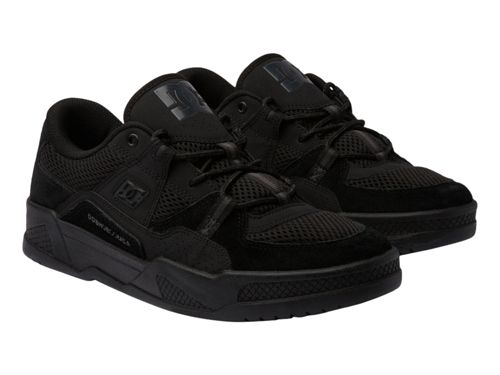 Tenis DC Shoes modelo Adys en color negro total con detalles de malla y suela robusta.