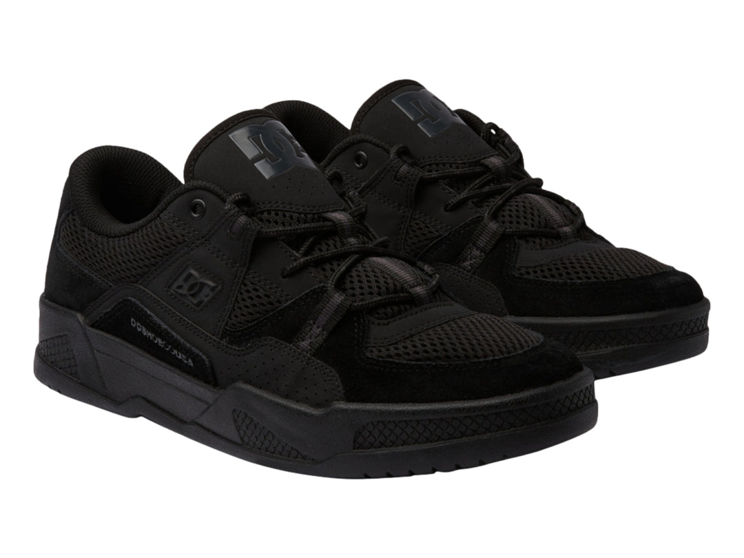 Tenis DC Shoes modelo Adys en color negro total con detalles de malla y suela robusta.
