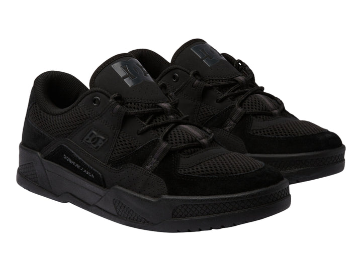 Tenis DC Shoes modelo Adys en color negro total con detalles de malla y suela robusta.