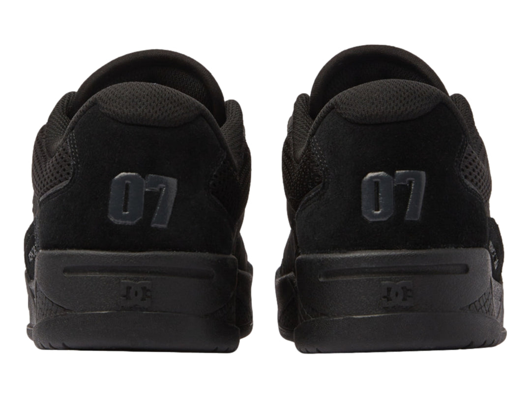 Tenis DC Shoes modelo Adys en color negro total con detalles de malla y suela robusta.