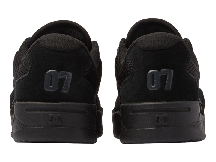 Tenis DC Shoes modelo Adys en color negro total con detalles de malla y suela robusta.