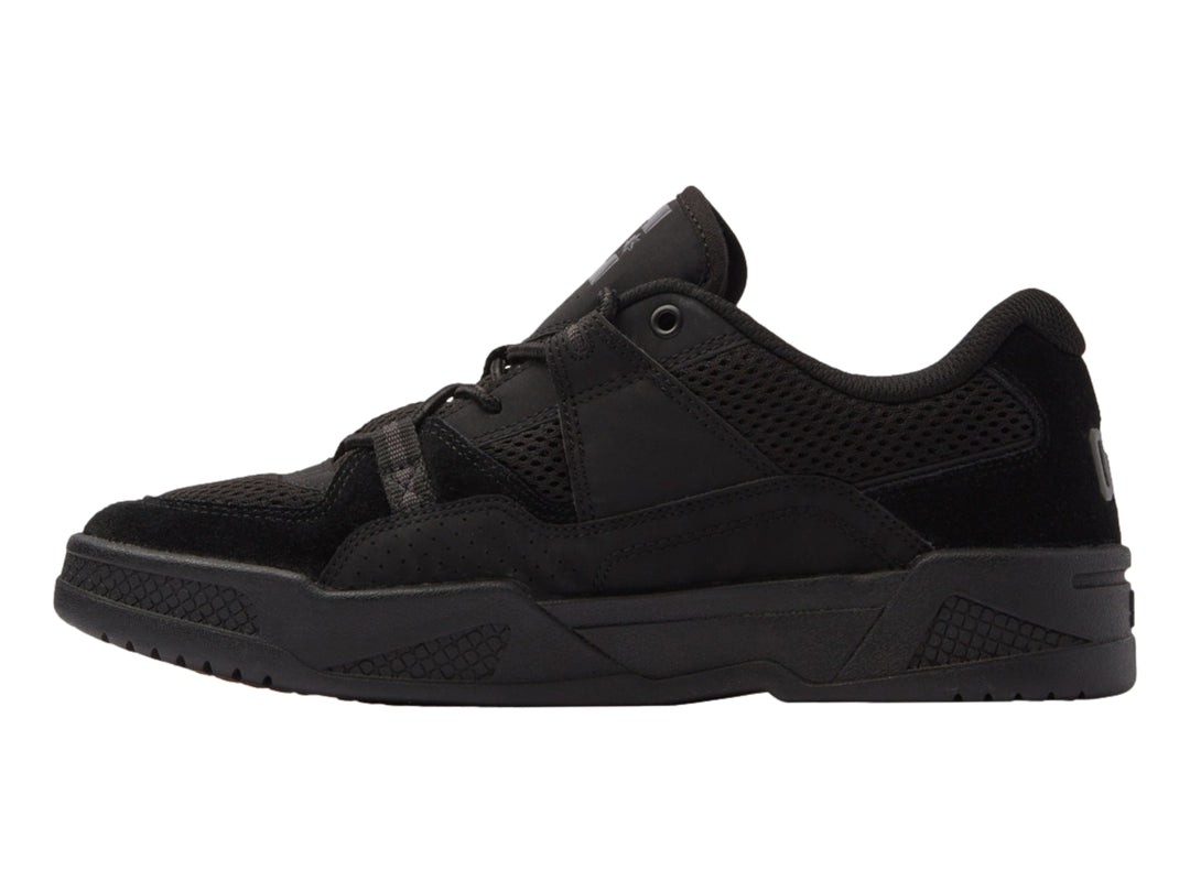 Tenis DC Shoes modelo Adys en color negro total con detalles de malla y suela robusta.