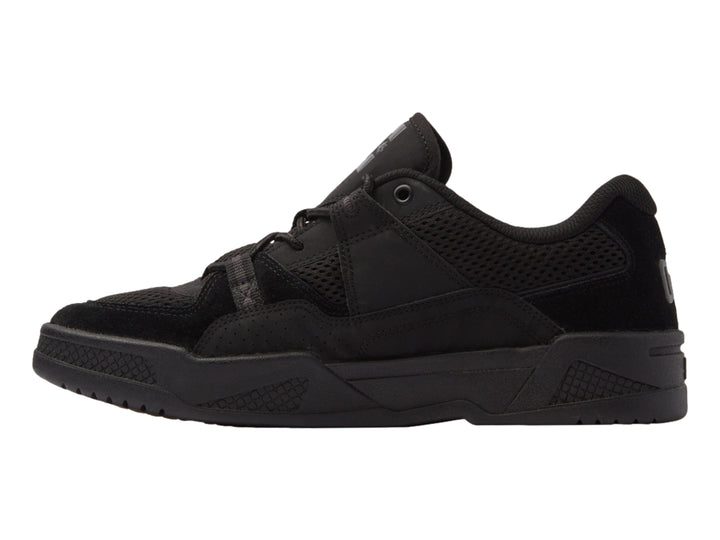 Tenis DC Shoes modelo Adys en color negro total con detalles de malla y suela robusta.