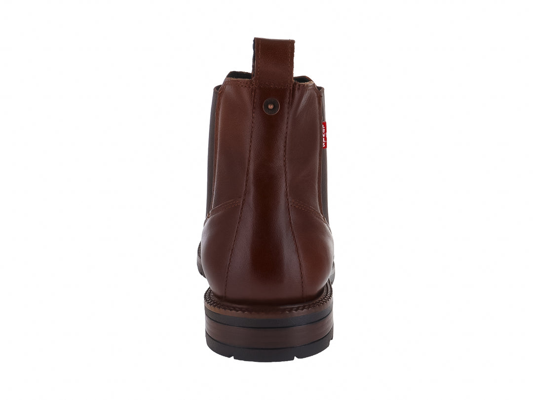 Bota estilo Chelsea color caoba con suela negra y panel lateral elástico.