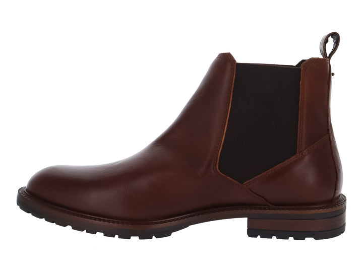Bota estilo Chelsea color caoba con suela negra y panel lateral elástico.