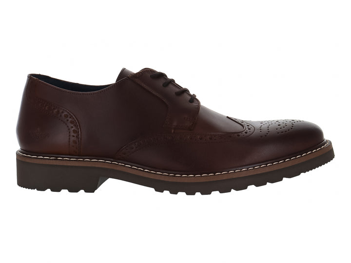 Zapato Dockers color brandy de cuero con detalles perforados y suela robusta con costura blanca contrastante.