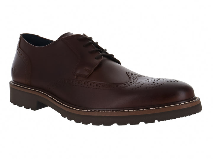 Zapato Dockers color brandy de cuero con detalles perforados y suela robusta con costura blanca contrastante.