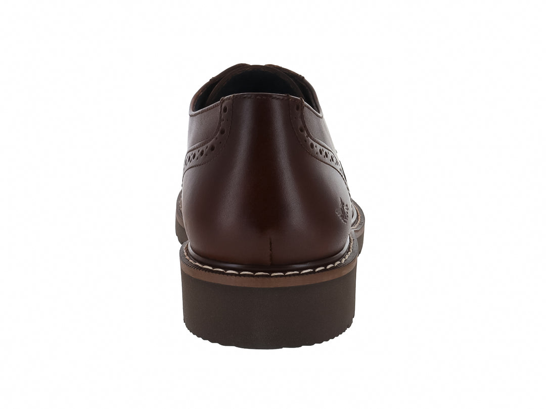 Zapato Dockers color brandy de cuero con detalles perforados y suela robusta con costura blanca contrastante.
