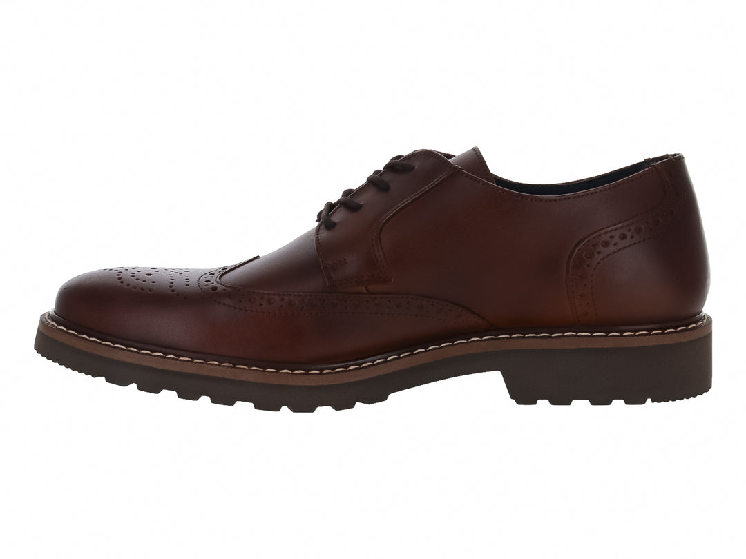 Zapato Dockers color brandy de cuero con detalles perforados y suela robusta con costura blanca contrastante.