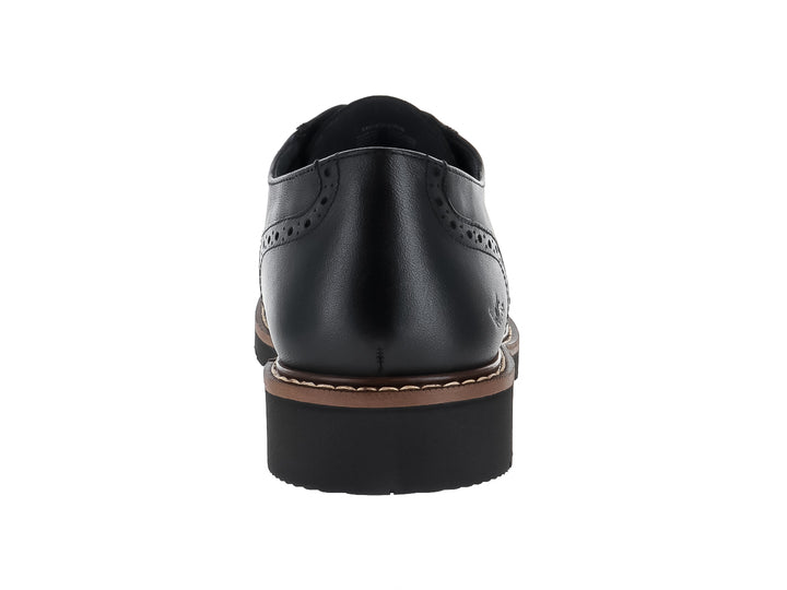 Zapato Oxford negro de cuero con detalles perforados tipo brogue y suela gruesa color café y negro.