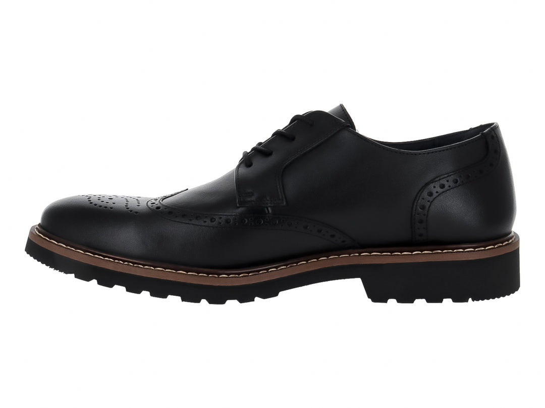 Zapato Oxford negro de cuero con detalles perforados tipo brogue y suela gruesa color café y negro.